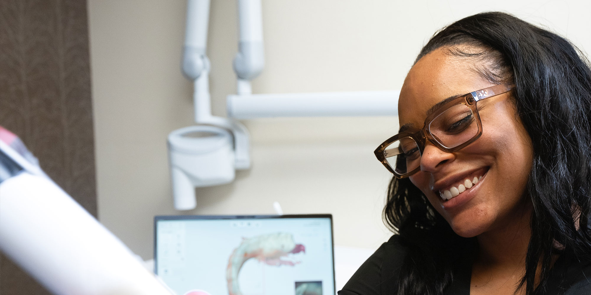 doctor in the process taking a 3d scan of a patients mouth